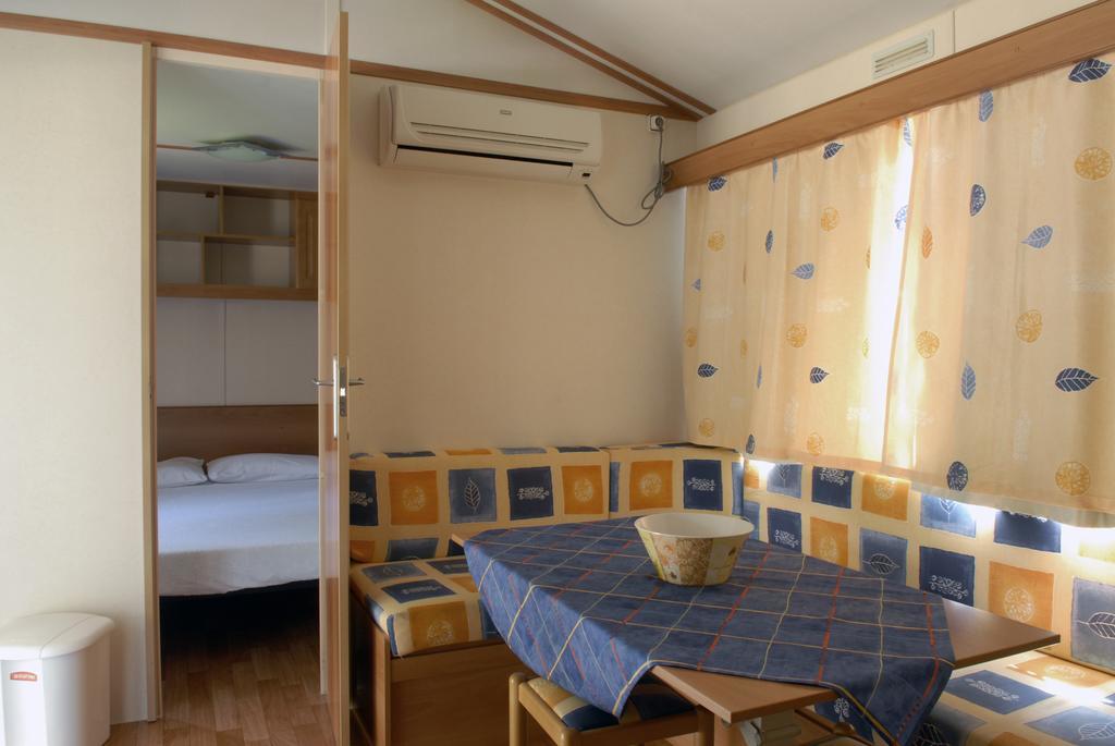 Camping La Rocca マネルバ・デル・ガルダ エクステリア 写真