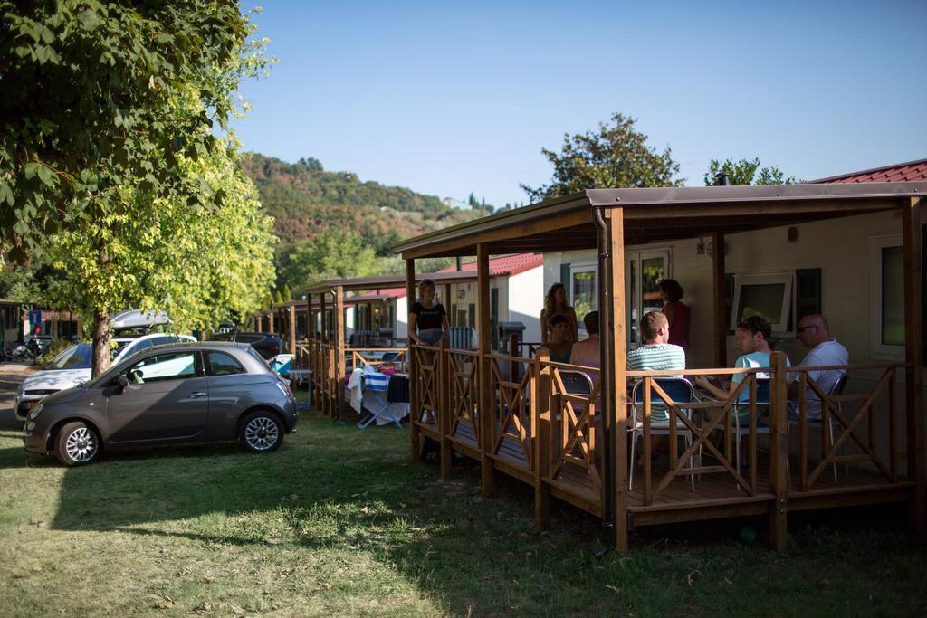 Camping La Rocca マネルバ・デル・ガルダ エクステリア 写真