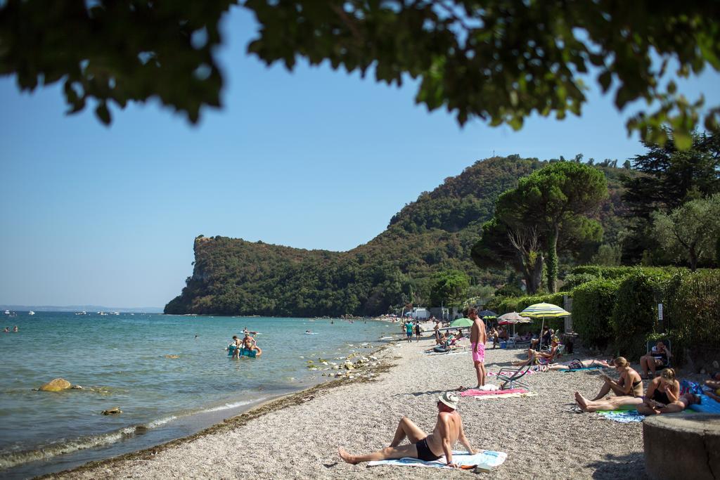 Camping La Rocca マネルバ・デル・ガルダ エクステリア 写真