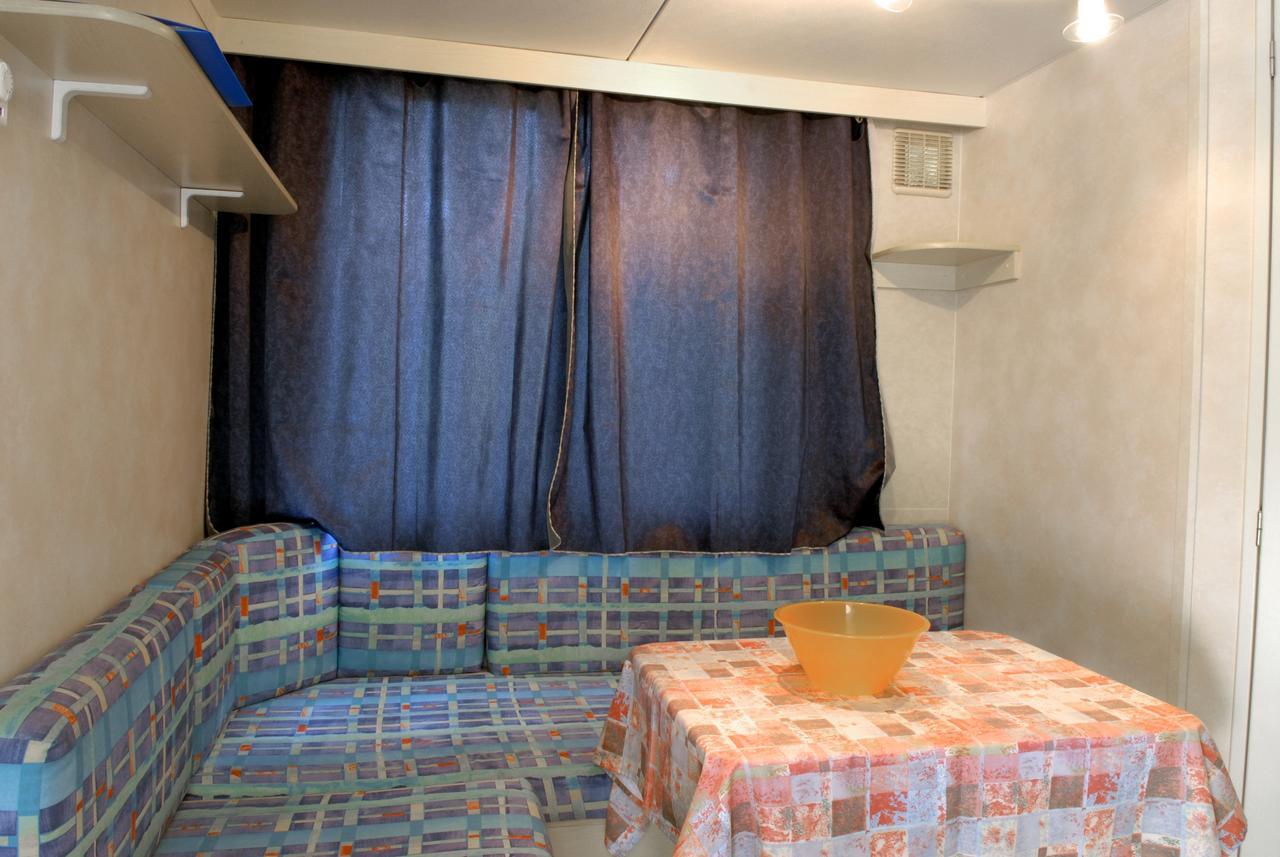 Camping La Rocca マネルバ・デル・ガルダ エクステリア 写真