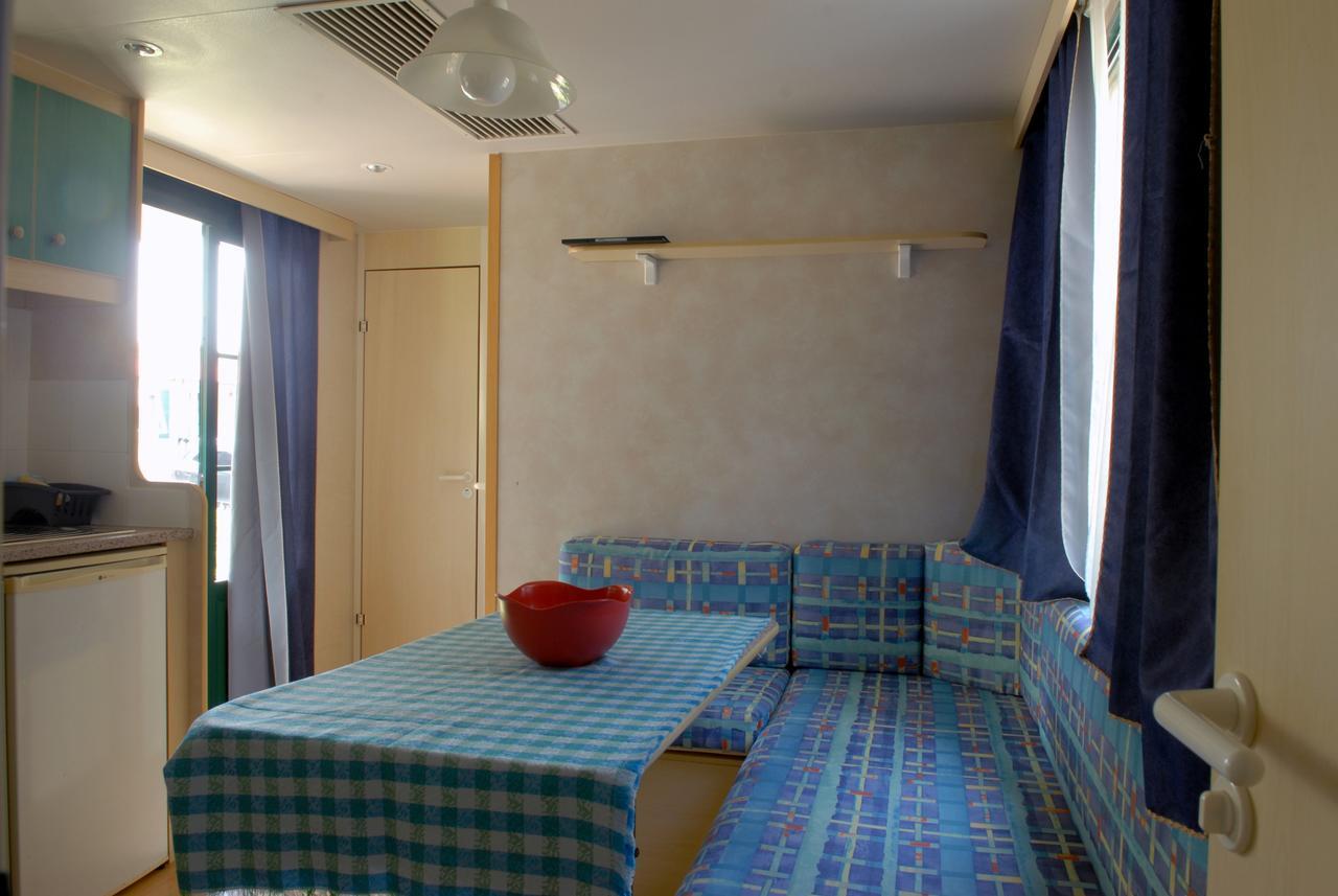 Camping La Rocca マネルバ・デル・ガルダ エクステリア 写真